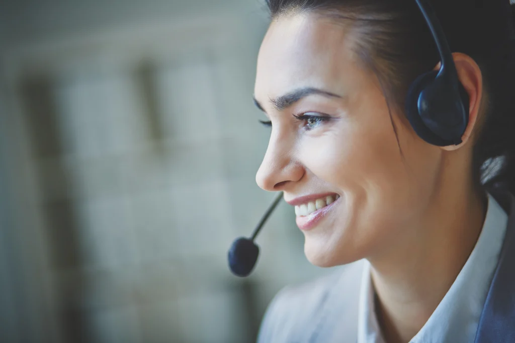Agente de servicio al cliente atendiendo llamadas telefónicas
